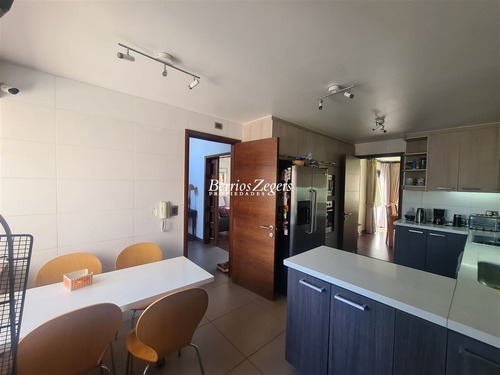 Casa En Venta De 4 Dorm. 5 Baños En Condominio En Las Condes