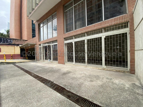 Alquilo Excelente Local Comercial De 1 Solo Nivel Y 1 Solo Ambiente A Pie De Calle Con Fachada Frontal Y Vitrina Directa Al Punto De Tránsito El Rosal !!! Ideal Para Diversos Modelos De Negocio..!!!
