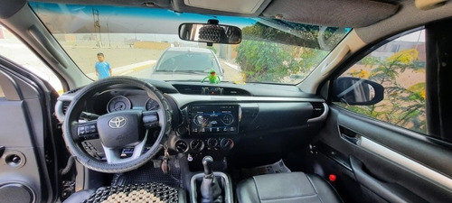 Imagen 15 de 25 de Toyota Hilux 4x4 Sr Modelo Revo Sr