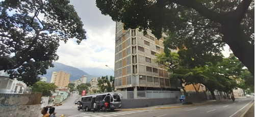 Interesante Inversión, En Plena Av. Libertador, Venta Apartamento Ubicado En Los Caobos.