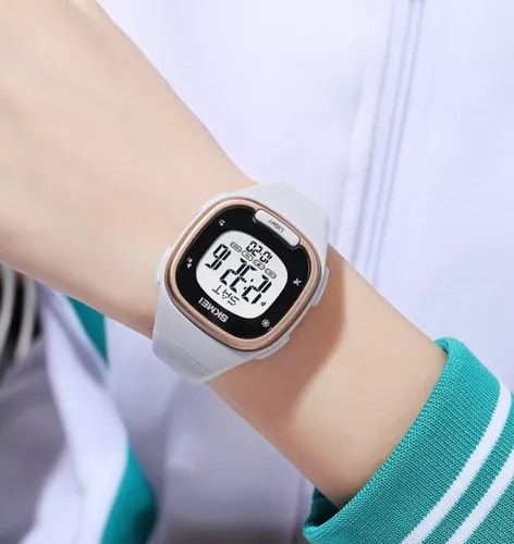 Reloj inteligente para mujer con una correa rosa sobre un fondo blanco.