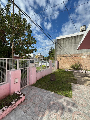 Vendo Casa 2 Dormitorios, Amplio Patio Calle Diaz Velez Y Churrarin.