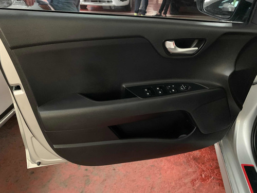 Imagen 12 de 14 de Kia Rio 1.6 Lx Sedan Mt 2018