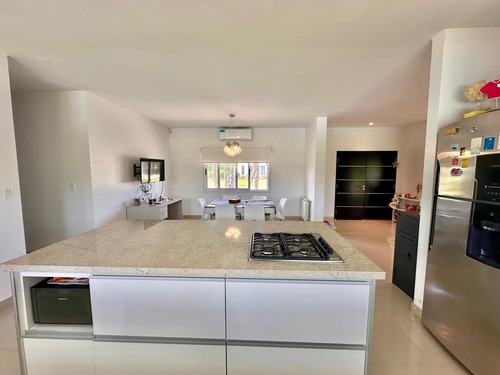Casa En Venta 5 Ambientes Con Cochera, Pileta, Galeria
