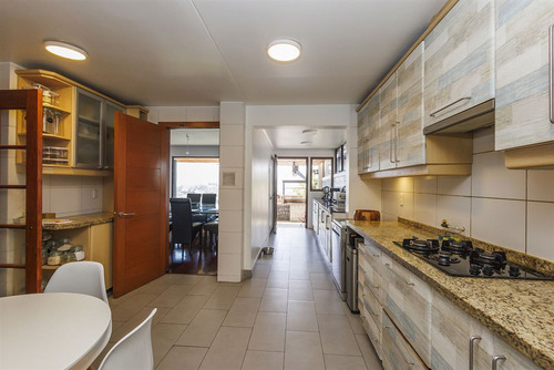 Casa En Condominio De 5 Dorm. San Carlos De Apoquindo.