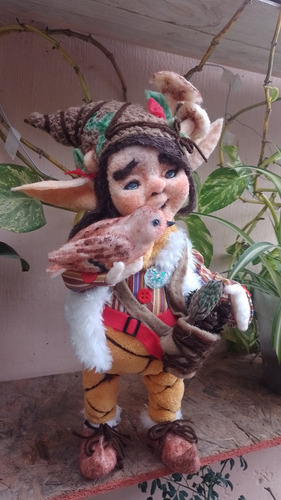 Duende Con Pajarito Artesanal De Fieltro 40 Cms Articulado Marrón