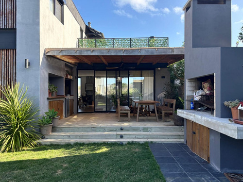 Casa En Venta De 3 Dormitorios En Punta Piedras (ref: Bpv-10407)