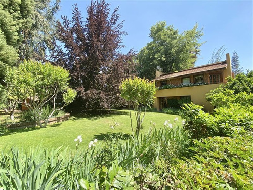 Casa En Venta De 4 Dorm. En Las Condes