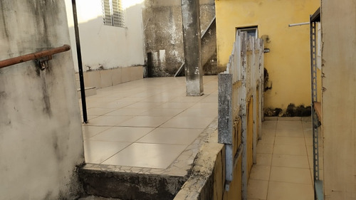 Casa De Três Quartos E Dois Banheiros Com Edícula