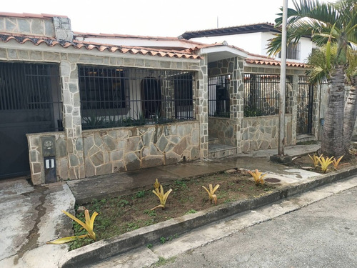Tibisay Rojas Vende Casa De Un Nivel En Calle Cerrada En La Urbanizaciòn Trigal Norte    Cod. 217273