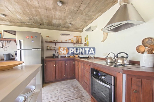 Imagen 12 de 30 de Casa En Venta De 4 Dormitorios En Punta Piedras A Metros Del Mar