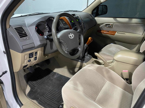 Imagen 9 de 14 de Toyota Hilux Sw4 2011 Blanca 7 Asientos 4x4 Impecable Permut