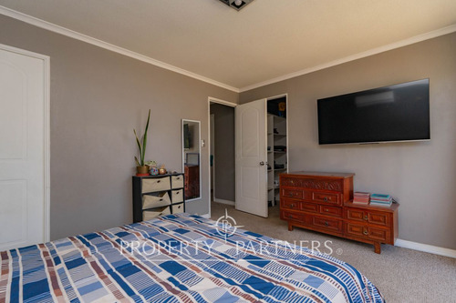 Propiedad Con Gran Terreno En Condominio Los Casta...
