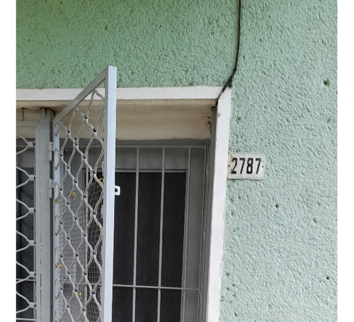 Proximo Batlle Y Ordoñes Con Rejas Al Frente Patio Pequeño Bajos Gastos