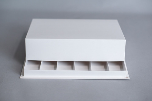 Imagen 1 de 3 de Caja Para Masas 1kg C/ 6 Divisiones (5,2cm) 33,5x25,5x6cm (x50 U.) Sushi Saladitos Catering - 041b8 Bauletto