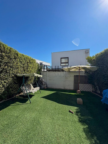 Casa En Venta De 5 Dorm. En Concón