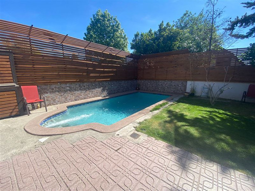 Casa En Venta De 4 Dorm./ 4 Baños/ Piscina En Peñalolén