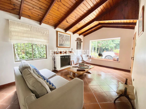 Los Romeros, Concón. Casa De Cómodos Espacios