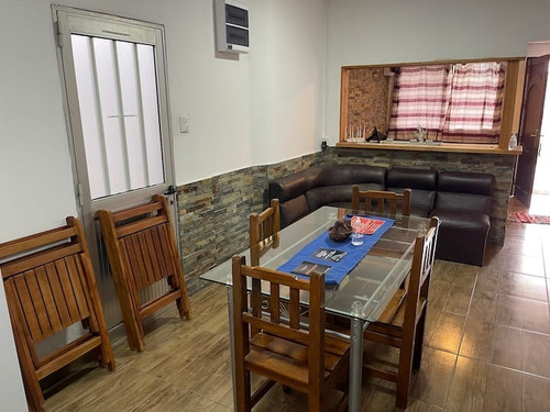 Imagen 4 de 15 de Casa De Dos Dormitorios Con Jardín, Barbacoa Y Techo Para Vehículo
