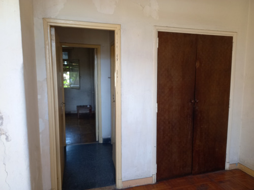Departamento 5 Ambientes Con Dependencia Al Frente. Sup Total 329 Mts2. Benedetti 52 A Mts Av Rivadavia Floresta. Balcón + Terraza Propia