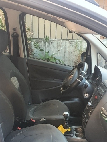 Imagem 4 de 6 de Fiat Idea 2011 1.6 16v Essence Flex 5p