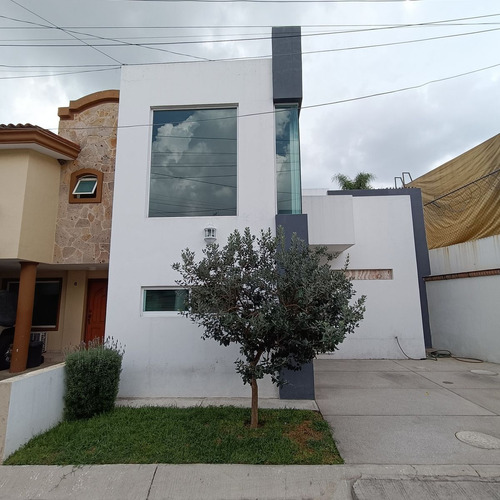 Casa En Venta En Residencial Las Moras, De Una Planta Con Doble Altura La Tijera