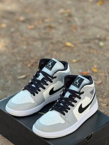 Jordan Retro 1 En Gris #26