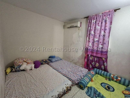 Apartamento Ubicado En Zona Central De La Ciudad De Maracay 24-29044 Irrr