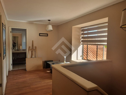 Casa En Venta De 6 Dorm. En Peñalolén