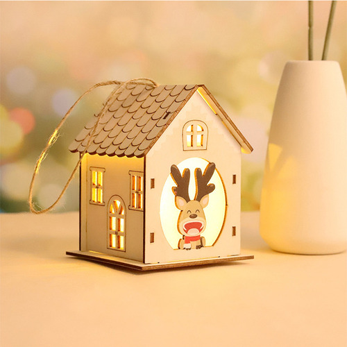 Casa De Madera K Para El Día De Navidad Con Ligeras Decoraci