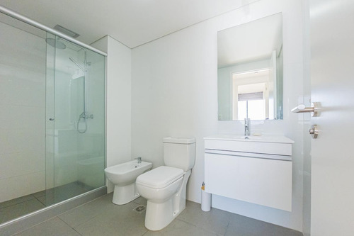 Imagen 2 de 23 de Venta Apartamento 2 Dormitorios En Centro - Nostrum Bay - Piso 21 - Cochera - Equipado! Con Renta