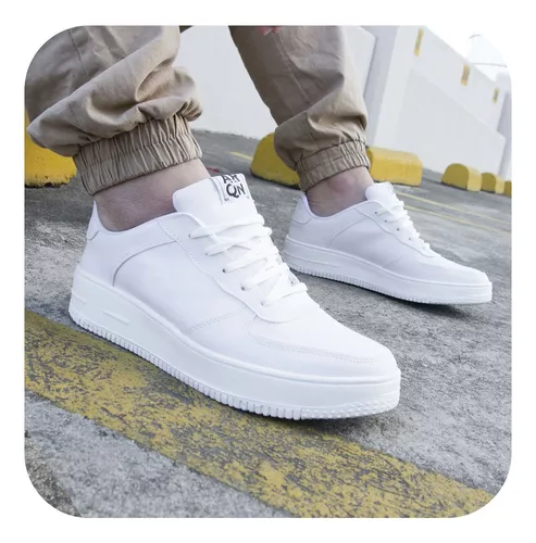 La versatilidad de unas sneakers de hombre blancas