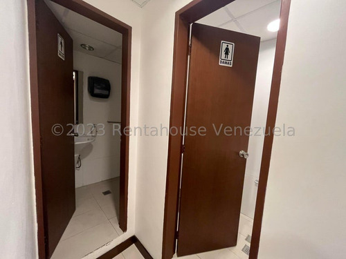 Oficina A La Venta En Centro Profesional Eurobuilding Chuao, Dentro Del Mejor Centro De Negocios De La Ciudad.24-7532