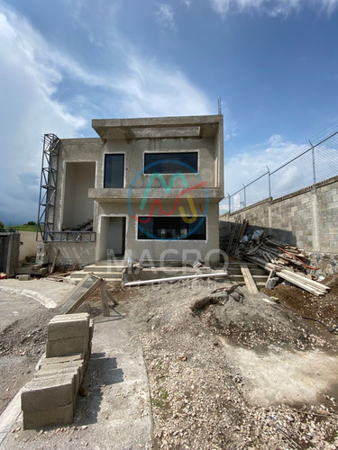 Casa En Preventa En Fracc. Tehuicil Con Escrituras, Con Amplio Jardín Y Alberca