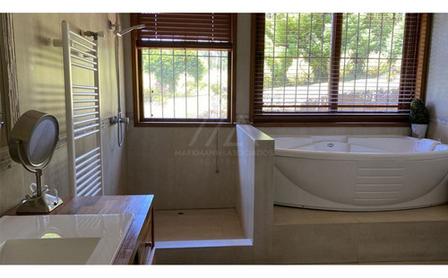 Casa Espectacular En Venta De 5 Dorm. En Pucón