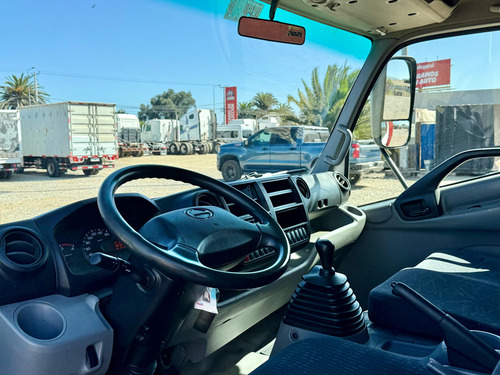 2017 Camión Hino Xzu 8.5 Sl Con Furgon Cerrado Y Plataforma