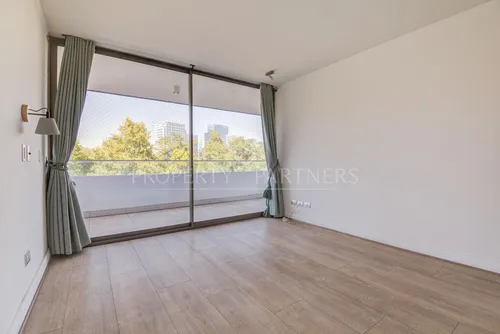 Cómodo Departamento Con Vista Despejada A Parque A...