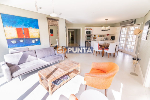 Imagen 24 de 30 de Mansión De Estilo Clásico En Venta En El Corazón De Beverly Hills.