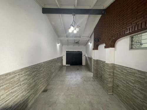 Casa En Venta - 2 Dormitorios 2 Baños - 206mts2 - Tolosa