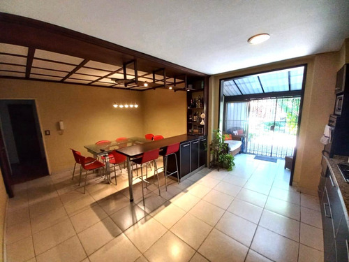 Amplio Chalet En Una Sola Planta Sobre Lote De 10 X 43 Metros - Haedo