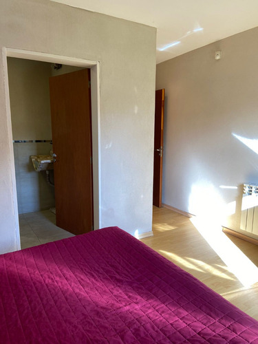 Casa Moderna De 3 Dormitorios + Dependencia. Amplio Garaje. Jardín Con Diferentes Niveles