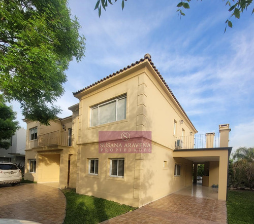 Casa En Venta En  La Pradera