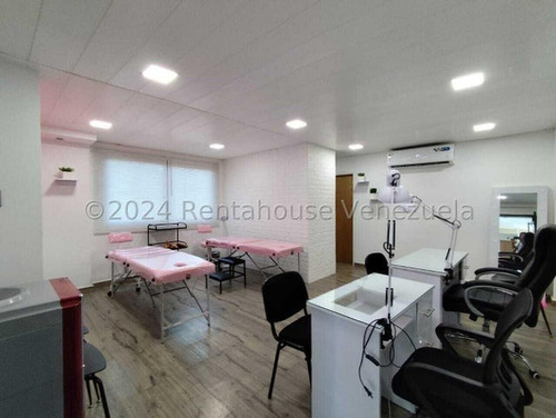 Oficina En Venta Urb La Arboleda, Maracay Totalmente Remodelada Con Aire Acondicionado Kg:24-28833