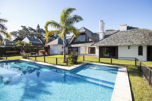 Venta De Casa De 4 Dormitorios Más Dependencia Y Hermosa Piscina Con Gran Parque En Playa Mansa, Punta Del Este