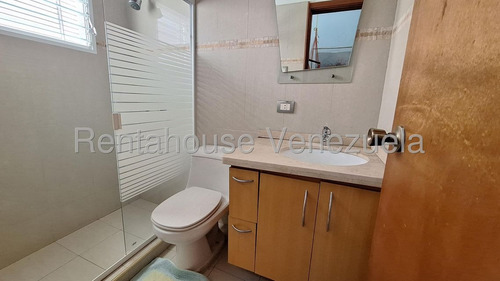 Hermosa Casa, Con Excelente Distribución Y Amplios Espacios Listos Para El Disfrute De La Familia. Fácil Mantenimiento Y Con Excelente Ubicación En Una De Las Mejores Urbanizaciones De Valencia