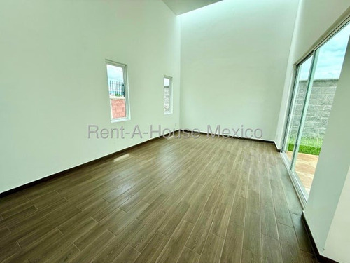 Casa De 1 Nivel Con Sala De Tv Y 3 Recámaras, Venta - Santa Rosa Jauregui