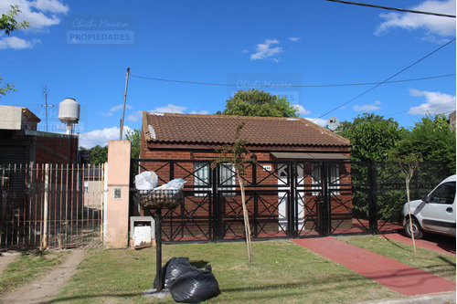 Casa De 3 Dormitorios, Con Quincho