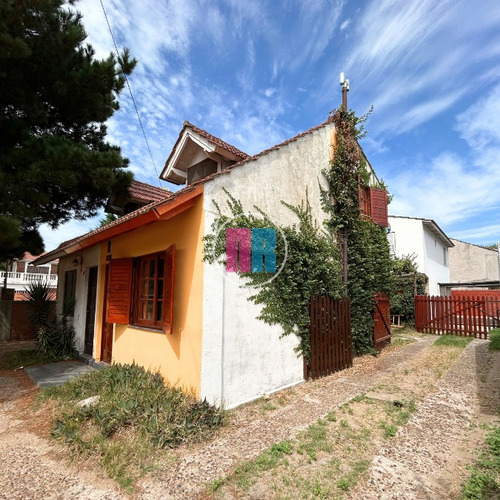 Duplex En Costa Azul Al Frente, Espacio Vehicular Propio, Patio Con Parrilla Y Lavadero. Urquiza 578