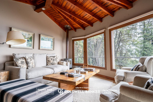 Venta - Exclusiva Casa De 8 Ambientes, 5 Dormitorios, 6 Baños En Barrio Las Vertientes.