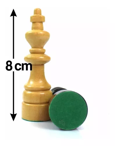 Um jogo de xadrez com um rei e uma cruz